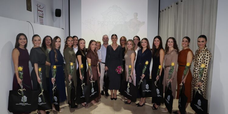 Carmen Prades, Fallera Mayor de Valencia, vive una jornada inolvidable en la Escuela de Sastres y Modistas 1 Carmen Prades, Fallera Mayor de Valencia, vive una jornada inolvidable en la Escuela de Sastres y Modistas