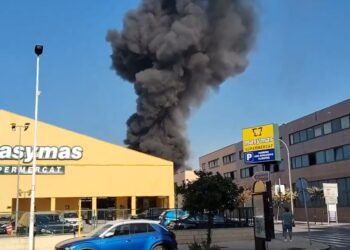 Gran columna de humo por incendio industrial de empresa de matricería en Bonrepòs (Valéncia)