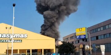 Gran columna de humo por incendio industrial de empresa de matricería en Bonrepòs (Valéncia)