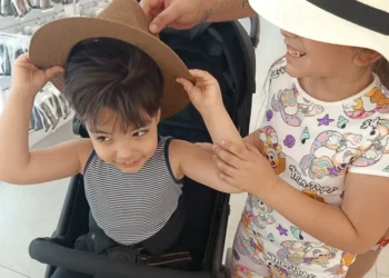 José, el niño valenciano con parálisis cerebral que logra caminar solo con su nuevo andador: “Es un milagro”