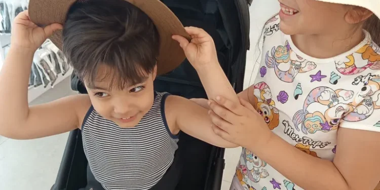 José, el niño valenciano con parálisis cerebral que logra caminar solo con su nuevo andador: “Es un milagro”