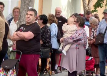 Colas del hambre y solidaridad en Picanya un año después de la DANA: “Estar aquí no se lleva bien, no es divertido” 14 las colas de comida en picanya tras la dana damos las gracias por estar vivos 16 9 aspect ratio defa da39 2 fotor 20251025135752 scaled 1