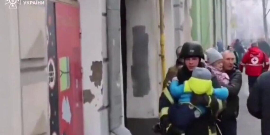 las imagenes del ataque ruso en jarkov que ha provocado la evacuacion de 50 ninos de una guarderia 1 da39 3 scaled 1