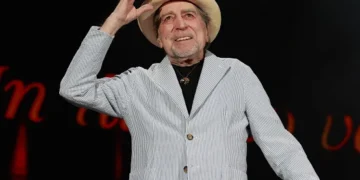 Joaquín Sabina conmueve Valencia con su gira El Último Vals en Roig Arena