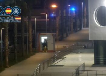 Policías salvan in extremis la vida a una mujer en el puerto de Alicante tras permanecer cinco minutos inconsciente en el agua
