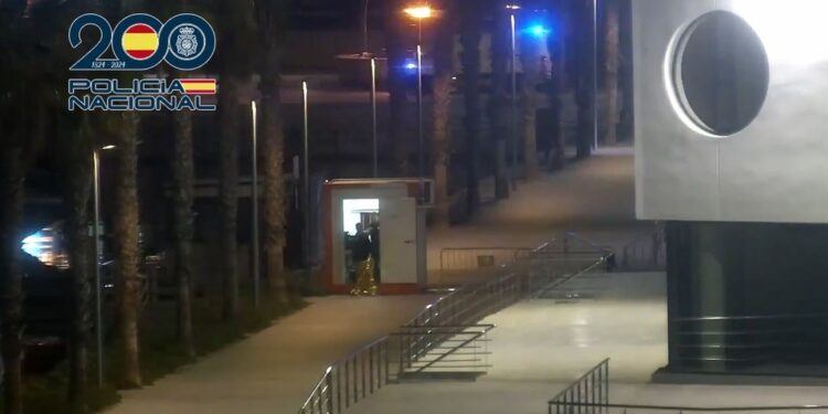 Policías salvan in extremis la vida a una mujer en el puerto de Alicante tras permanecer cinco minutos inconsciente en el agua