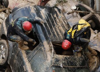 paiporta valencia 02112024 expertos guardia civil buscan cuerpos vida vehiculos atrapados cimientos edificio construccion este sabado paiporta valenci 69 scaled 1