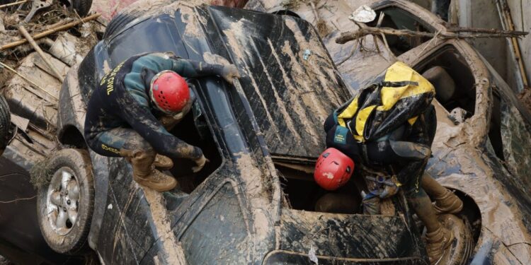 paiporta valencia 02112024 expertos guardia civil buscan cuerpos vida vehiculos atrapados cimientos edificio construccion este sabado paiporta valenci 69 scaled 1