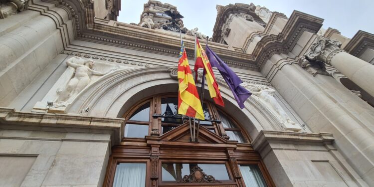 El cambio de topónimo de Val(è)ncia divide a la ciudadanía: más de mil alegaciones en el Ayuntamiento 1 plaza del ayuntamiento 20230808 132630 3 scaled 1