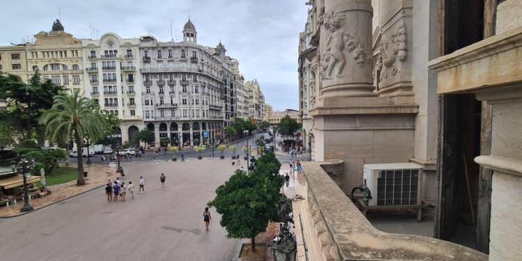 Valencia se consolida como uno de los destinos más deseados por los turistas de Estados Unidos y Canadá 1 plaza del ayuntamiento 20230808 132630 5 scaled 1