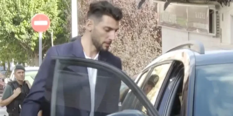 Procesan al futbolista Rafa Mir por una presunta agresión sexual a una joven en una vivienda de Bétera