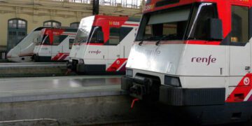Miles de pasajeros atrapados sin tren para volver a casa, desde las 21:30h sin Cercanías en Valencia