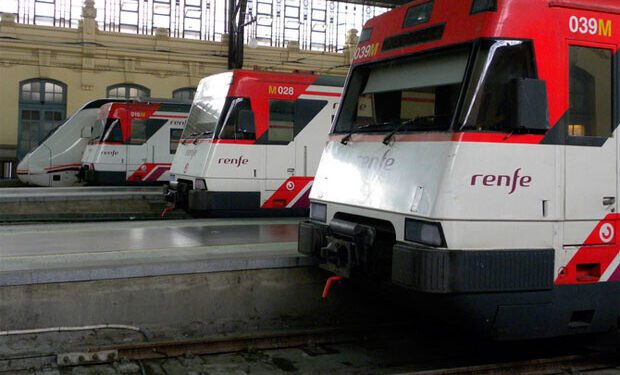Miles de pasajeros atrapados sin tren para volver a casa, desde las 21:30h sin Cercanías en Valencia
