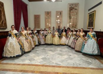 Las falleras mayores de Sueca reciben las bandas que les acreditan en el cargo