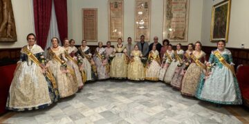 Las falleras mayores de Sueca reciben las bandas que les acreditan en el cargo