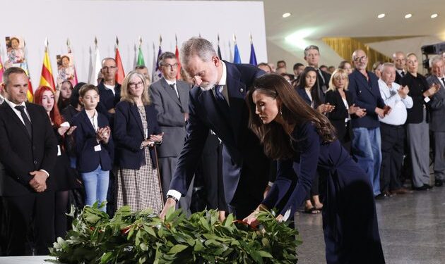 La reina Letizia luce un vestido valenciano de Yolanda Guillén en el funeral de Estado por las víctimas de la DANA 1 reyes acto homenaje victimas DANA 20251029 14