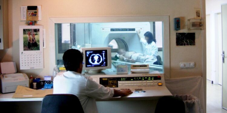 CCOO denuncia la falta de personal técnico superior de imagen para el diagnóstico y medicina nuclear en el Departamento de Salud Xàtiva-Ontinyent