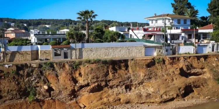 El 85% de las empresas en la zona cero de la DANA han recuperado su actividad, pero el 20% de los comercios sigue cerrado 1 talud barranco horteta en torrent tras la dana scaled 2