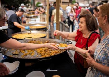 Un par de personas comiendo pizza El contenido generado por IA puede ser incorrecto.