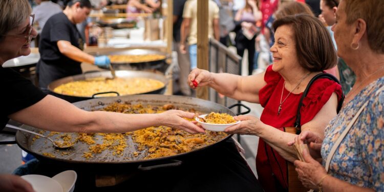 El arroz se celebra en Valencia: Tastarròs 2025 tendrá lugar el 18 y 19 de octubre 1 Un par de personas comiendo pizza El contenido generado por IA puede ser incorrecto.