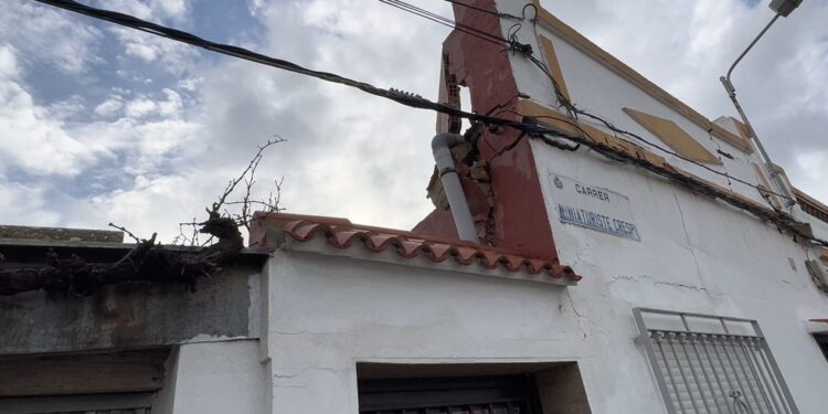 Miedo en Castellar tras el desalojo de un matrimonio de ancianos por el colapso parcial de su casa
