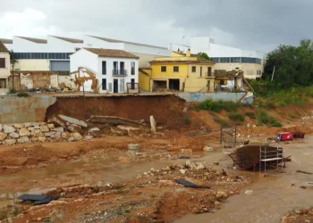 Las intensas lluvias provocan el derrumbe de un talud del barranco del Poyo en Picanya