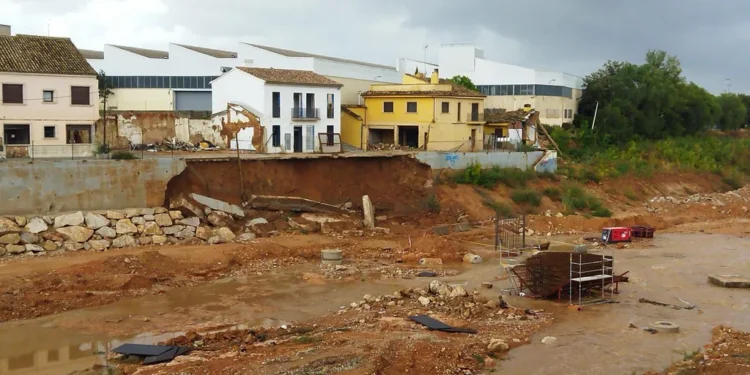 Las intensas lluvias provocan el derrumbe de un talud del barranco del Poyo en Picanya