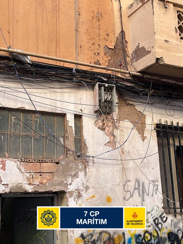 Operación de la Policía Local de Valéncia contra las conexiones ilegales de luz en Beteró, Malvarrosa y Casitas Rosas