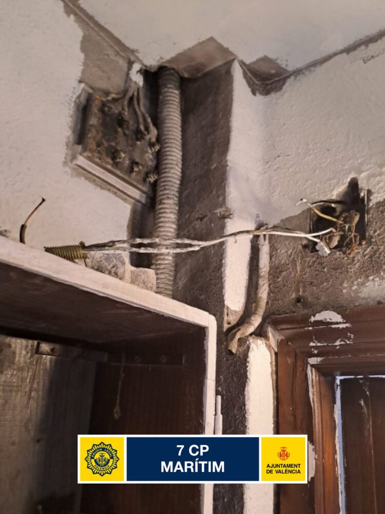 Operación de la Policía Local de Valéncia contra las conexiones ilegales de luz en Beteró, Malvarrosa y Casitas Rosas