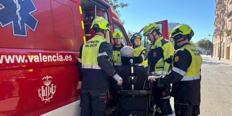 Valéncia moviliza más de un centenar de efectivos en el primer simulacro de inundación de La Torre, donde ha sonado por primera vez la alarma 1 Valéncia moviliza más de un centenar de efectivos en el primer simulacro de inundación de La Torre, donde ha sonado por primera vez la alarma