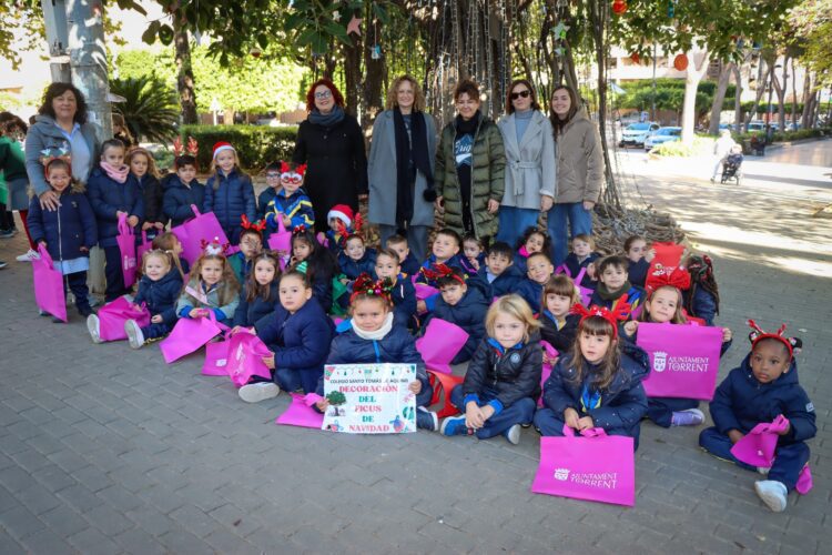 144 alumnos de Torrent elaboran los adornos navideños para los ficus de la Avenida Al Vedat