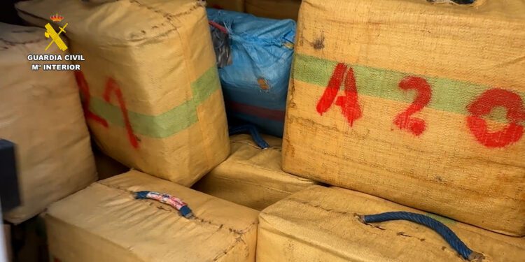 Detenidas tres personas e incautados 4.200 kilogramos de hachís en Alicante 1 Detenidas tres personas e incautados 4.200 kilogramos de hachís en Alicante