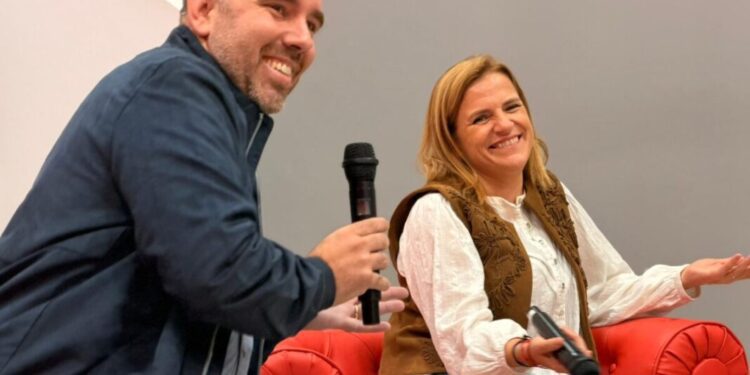 Pilar Bernabé asegura en Castelló que Rafa Simó "representa la dignidad que necesita la política" y tilda de “vergonzosa” la renuncia de Mazón 1 20251105 Bernabe y Simo Acto PSPV scaled 1