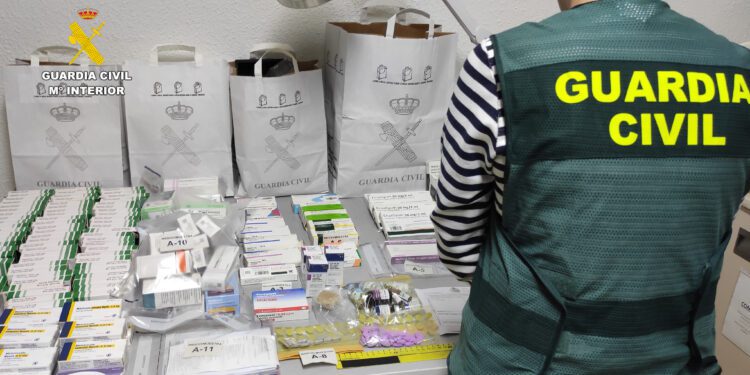 Detenidas 22 personas por vender ilegalmente medicamentos por internet