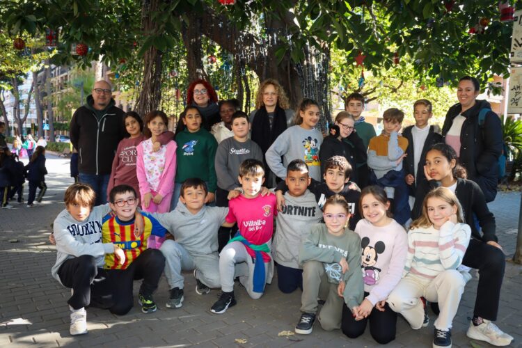 144 alumnos de Torrent elaboran los adornos navideños para los ficus de la Avenida Al Vedat