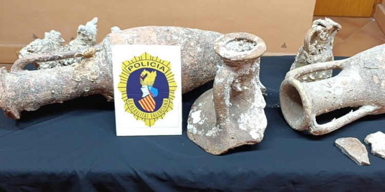 La Policía de la Generalitat recupera tres ánforas romanas y restos arqueológicos procedentes de yacimientos subacuáticos