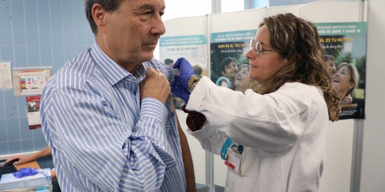 Sanidad amplía la vacunación frente a la gripe y a la COVID-19 a toda la población 1 Sanidad amplía la vacunación frente a la gripe y a la COVID-19 a toda la población