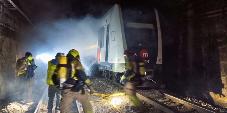 Metrovalencia realiza un simulacro de incendio de un tren en el túnel de Línea 1 y 2 en Àngel Guimerà