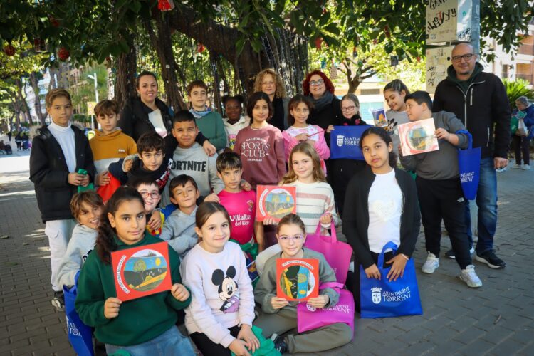 144 alumnos de Torrent elaboran los adornos navideños para los ficus de la Avenida Al Vedat