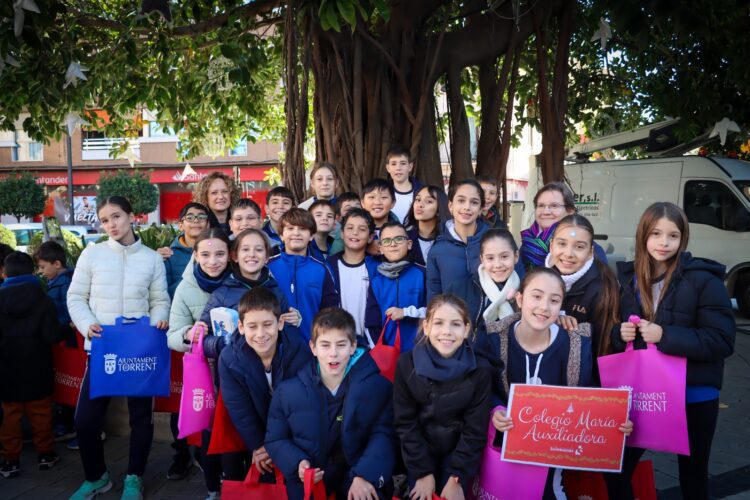 144 alumnos de Torrent elaboran los adornos navideños para los ficus de la Avenida Al Vedat