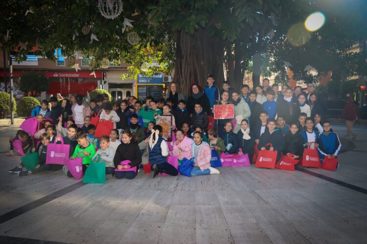 144 alumnos de Torrent elaboran los adornos navideños para los ficus de la Avenida Al Vedat