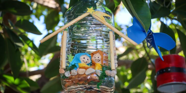 144 alumnos de Torrent elaboran los adornos navideños para los ficus de la Avenida Al Vedat