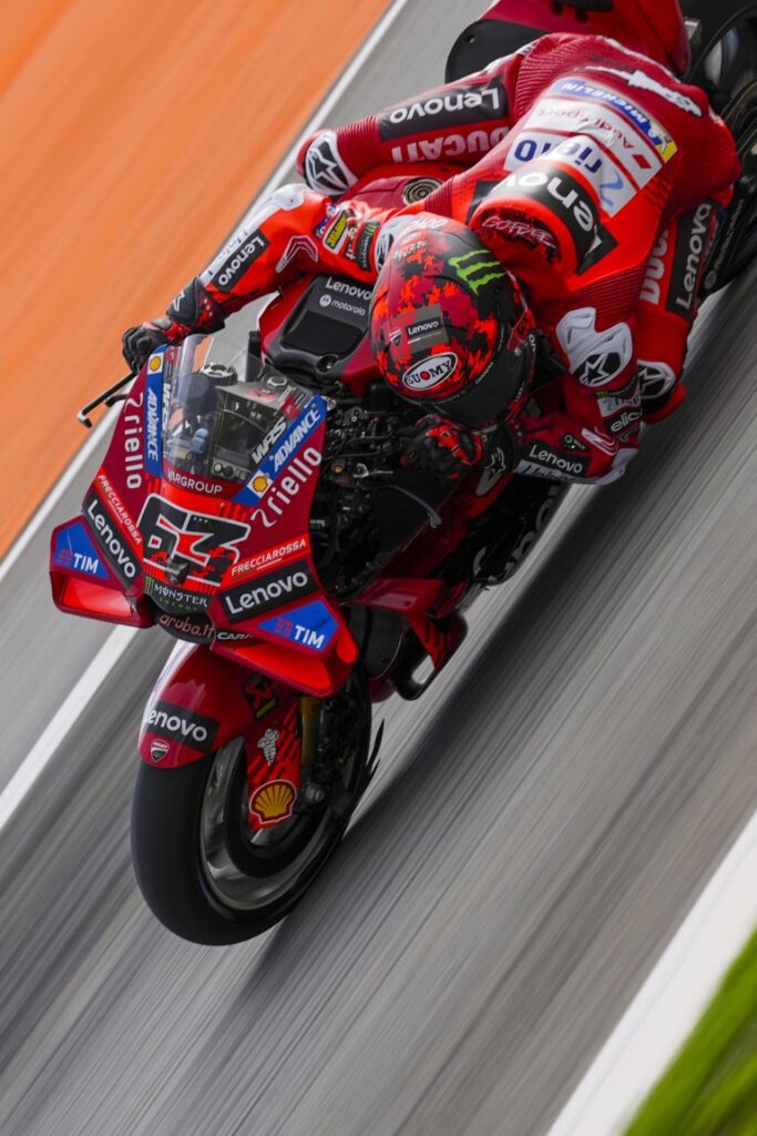 Moreira se atasca y González huele el título: máxima tensión en Moto2 durante el inicio del GP de Valencia 6 ARILUCENA @luzzari 21 GP de la Comunitat Valenciana 2025 Mediana