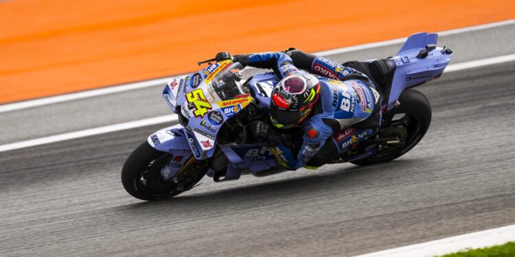 Moreira se atasca y González huele el título: máxima tensión en Moto2 durante el inicio del GP de Valencia 1 Moreira se atasca y González huele el título: máxima tensión en Moto2 durante el inicio del GP de Valencia