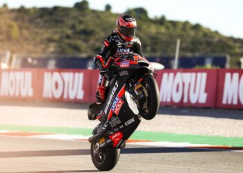 Adrián Fernández vence en Moto3 y Ángel Piqueras asegura el subcampeonato en Valencia 14 ARILUCENA @luzzari 32 Mediana