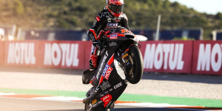 Adrián Fernández vence en Moto3 y Ángel Piqueras asegura el subcampeonato en Valencia 1 ARILUCENA @luzzari 32 Mediana