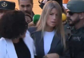 Maribel Vilaplana entra a los Juzgados de Catarroja con gritos y una nube de periodistas