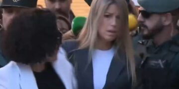Maribel Vilaplana entra a los Juzgados de Catarroja con gritos y una nube de periodistas