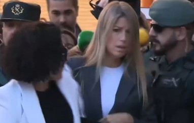 Maribel Vilaplana entra a los Juzgados de Catarroja con gritos y una nube de periodistas 1 Maribel Vilaplana entra a los Juzgados de Catarroja con gritos y una nube de periodistas