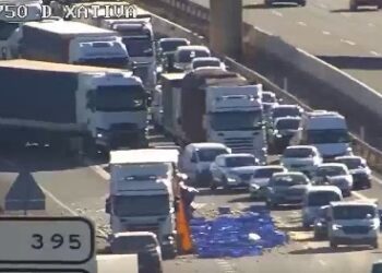 Accidente múltiple en la A-7 a la altura de Xàtiva provoca retenciones y desvíos en dirección a Valencia